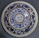 CHINE
Plat rond demi creux en porcelaine à décor bleu cobalt
D....