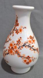 CHINE
Vase de forme gourde en porcelaine à décor polychrome de...