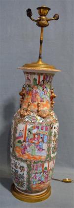 CHINE
Vase en porcelaine de Canton à décor plychrome de scènes...