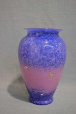 DELATTE
Vase en verre avec inclusions métalliques
H.: 31 cm