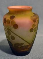 GALLE
Vase en verre multicouche à décor floral, signé
H. : 12...