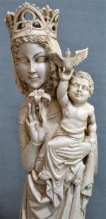 VIERGE A L'ENFANT en ivoire tenant une fleur
Fin du XIXème
H.:...