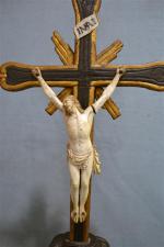CRUCIFIX présentant un Christ en ivoire sur une croix avec...