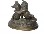 SUJET en bronze patiné représentant deux chats jouant
H.: 14 cm...
