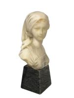 BUSTE de jeune femme en marbre, présenté sur un socle...
