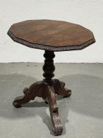 TABLE GUERIDON en bois naturel sculpté et mouluré, le fût...