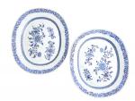 CHINE
Paire de plats ovales en porcelaine à décor bleu de...