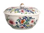 CHINE Compagnie des Indes
Terrine couverte ovale en porcelaine à décor...