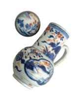 CHINE
Verseuse et un couvercle en porcelaine à décor Imari
Fin XVIIIème...