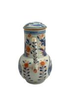 CHINE
Verseuse et un couvercle en porcelaine à décor Imari
Fin XVIIIème...
