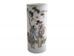 CHINE
Vase rouleau en porcelaine à décor polychrome et or de...
