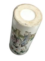 CHINE
Vase rouleau en porcelaine à décor polychrome et or de...