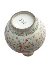 Chine, marque et époque Guangxu (1875-1908)
Vase balustre en porcelaine et...