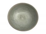 CHINE
Bol rond en porcelaine à décor émaillé céladon
H.: 6.3 cm...