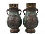 JAPON
Paire de vases en bronze patiné, à décor cloisonné et...
