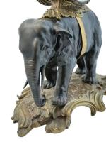 PENDULE A L'ELEPHANT en bronze patiné et doré, la base...