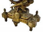 GARNITURE DE CHEMINEE en bronze doré comprenant une pendule et...