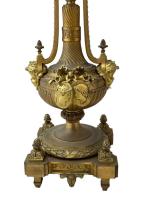 GARNITURE DE CHEMINEE en bronze doré comprenant une pendule et...