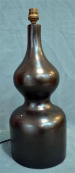 Georges JOUVE (1910-1964)Lampe, 1951 en céramique émaillée noir, signée avec...