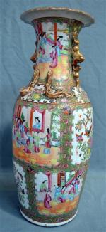 CHINE
Grand vase en porcelaine de Canton à décor polychrome
H. :...