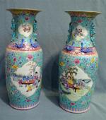 CHINE
Paire de vases en porcelaine
H. : 60 cm (petit eclat)
