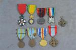 France Lot de 9 décorations : Légion d'honneur, Médaille militaire, TOE,...