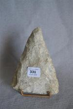 Biface triangulaire.
Silex gris.
Charente (Angeac, Graves ou Saint-Même), Moustérien.
L. : 12 cm.