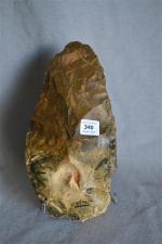 Biface amygdaloïde.
Silex marron.
Charente (Angeac, Graves ou Saint-Même), Abbevillien.
L. : 21 cm.