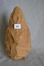 Biface amygdaloïde.
Quartzite marron.
Charente (Angeac, Graves ou Saint-Même), Abbevillien.
L. : 20 cm.