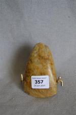 Hache polie.
Fibrolite jaune (cirée).
France, Néolithique Final. Inscrite « Morbihan ».
L. : 7,3 cm.