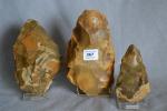 Trois bifaces.
Silex marron.
France, Acheuléen ancien.
H. : 9 à 14 cm.