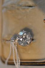 BOUCLE D'OREILLE serti d'un diamant de taille ancienne pesant env....