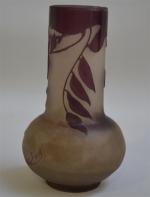 GALLE
Vase en verre multicouche à décor violine, signé
H.: 15.5 cm