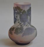 GALLE
Petit vase en verre multicouche à décor floral dans les...
