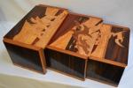 GALLE
Table gigogne trois éléments en bois de placage et marqueterie...