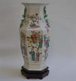 CHINE
Vase en porcelaine de forme hexagonale à décor polychrome de...