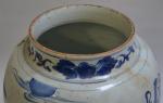 CHINE
Jarre de forme pansue en porcelaine à décor en camaïeu...