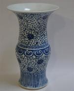 CHINE
Vase de forme diabolo en porcelaine blanche à décor en...