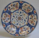 CHINE 
Très grand plat en porcelaine à décor Imari polychrome...