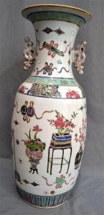 CHINE
Vase à col en porcelaine à décor polychrome
H. : 58...