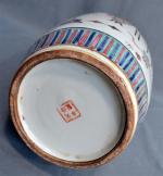CHINE
Vase à col en porcelaine à décor polychrome
H. : 58...