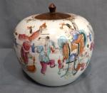 CHINE
Vase boule en porcelaine à décor polychrome
H. : 18 cm