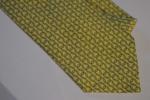 HERMES CRAVATE soie imprimée jaune décor d'entrelacs verts