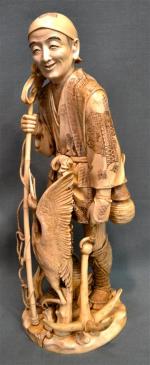 JAPON
Okimono en ivoire représentant un pêcheur tenant son filet un...