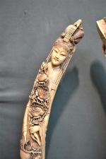 CHINE
Importante paire de sujets en ivoire finement sculptés représentant une...