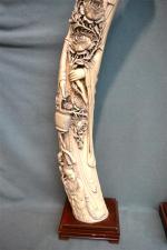 CHINE
Importante paire de sujets en ivoire finement sculptés représentant une...
