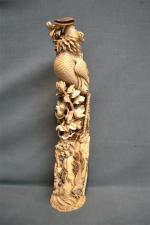 CHINE
Défense en ivoire sculpté représentant l'oiseau phénix perché sur un...