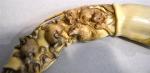 JAPON
Corne de phacochère sculpté représentant une suite de huit rats
L....