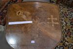 GALLE
Table plateau marqueté décor de chardons et croix de Lorraine...