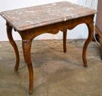 TABLE dessus marbre de style Régence (éléments anciens)
H. : 68...